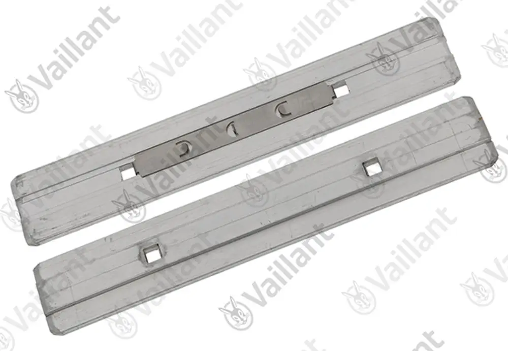 Zwei metallische Verbinder von Vaillant, rechteckig und flach, mit Aussparungen und einer zentralen Kante zur Verbindungsherstellung.